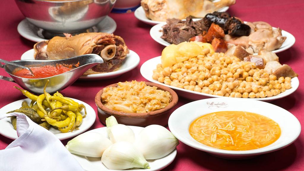 La Ruta del Cocido Madrileño en Madrid: Historia, Tradición y Dónde Degustarlo.El cocido madrileño es uno de los platos más emblemáticos de la gastronomía española y un símbolo de la cocina madrileña. Su origen se remonta a la Edad Media y, aunque ha evolucionado con el tiempo, sigue conservando su esencia como un plato reconfortante, nutritivo y representativo de la identidad cultural de Madrid.