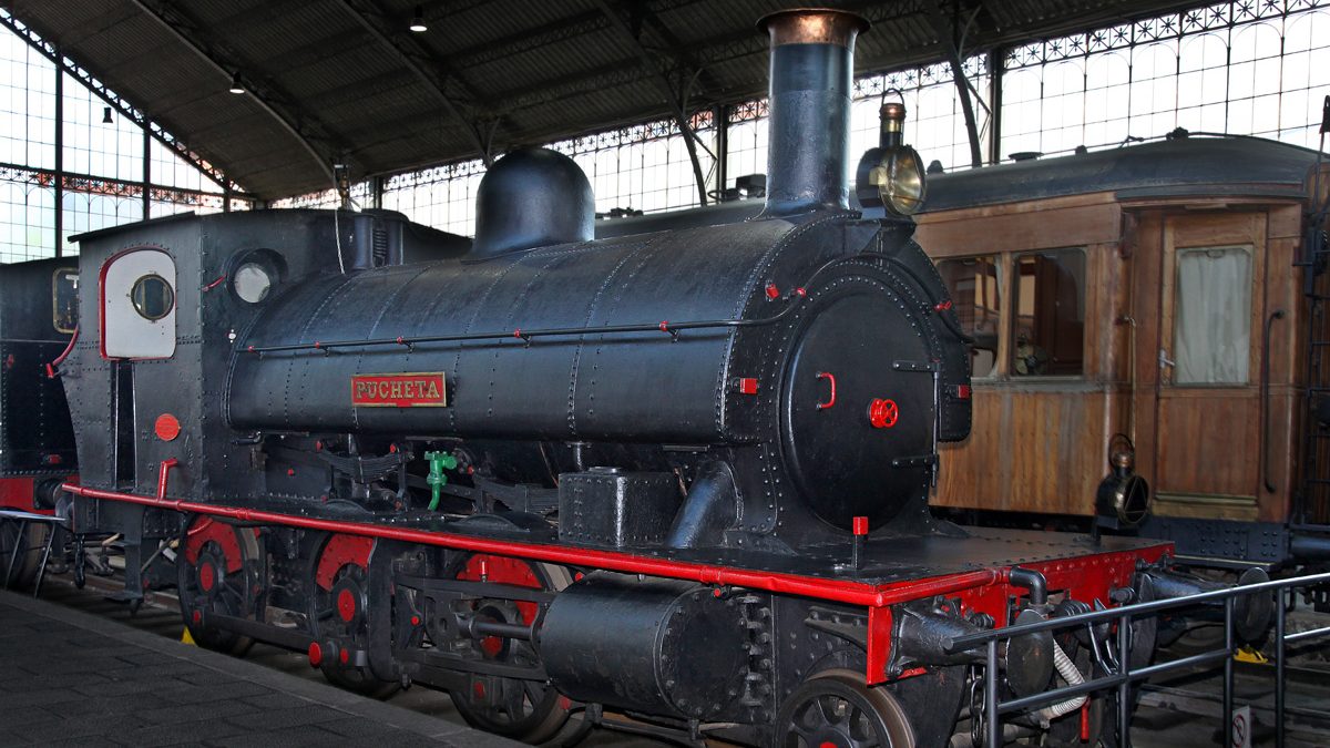 Los 10 mejores museos de Madrid que no te puedes perder.Madrid es una ciudad vibrante, llena de vida, historia y arte en cada rincón. Si te gusta viajar de forma independiente y descubrir la esencia de los lugares que visitas, los museos madrileños te ofrecerán una ventana al alma de la capital española. Aquí te dejo una guía con los 10 museos imprescindibles que te recomiendo visitar, con datos prácticos, curiosidades y alguna que otra leyenda que los hace aún más interesantes. Guía de Mototurismo, Madrid | SUKI ON THE ROAD