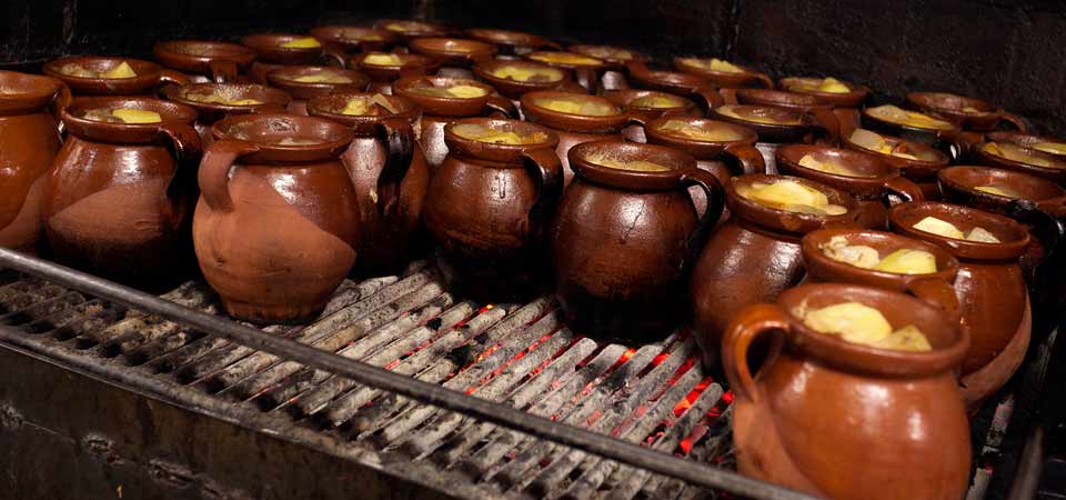 La Ruta del Cocido Madrileño en Madrid: Historia, Tradición y Dónde Degustarlo.El cocido madrileño es uno de los platos más emblemáticos de la gastronomía española y un símbolo de la cocina madrileña. Su origen se remonta a la Edad Media y, aunque ha evolucionado con el tiempo, sigue conservando su esencia como un plato reconfortante, nutritivo y representativo de la identidad cultural de Madrid.