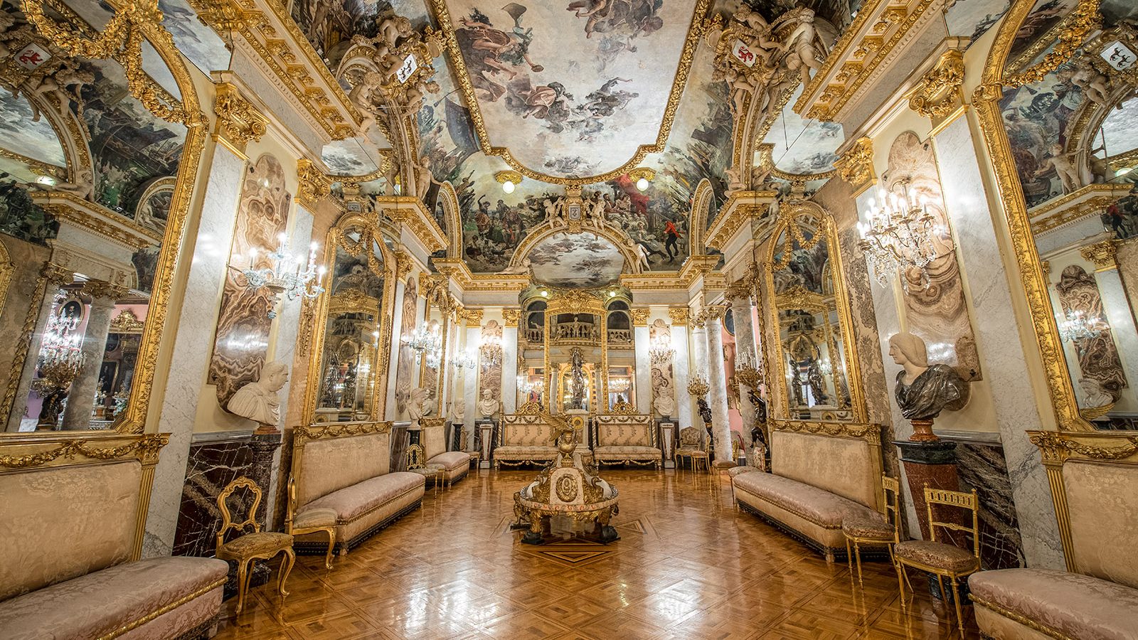 Los 10 mejores museos de Madrid que no te puedes perder.Madrid es una ciudad vibrante, llena de vida, historia y arte en cada rincón. Si te gusta viajar de forma independiente y descubrir la esencia de los lugares que visitas, los museos madrileños te ofrecerán una ventana al alma de la capital española. Aquí te dejo una guía con los 10 museos imprescindibles que te recomiendo visitar, con datos prácticos, curiosidades y alguna que otra leyenda que los hace aún más interesantes. Guía de Mototurismo, Madrid | SUKI ON THE ROAD