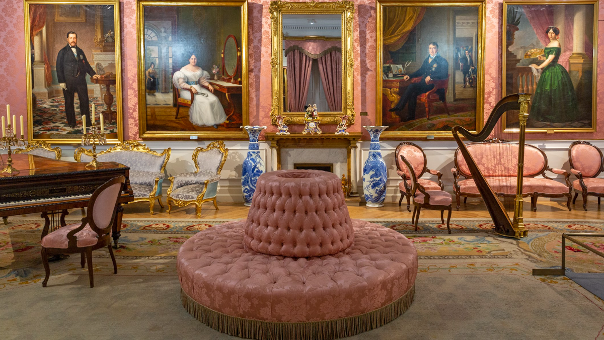 Los 10 mejores museos de Madrid que no te puedes perder.Madrid es una ciudad vibrante, llena de vida, historia y arte en cada rincón. Si te gusta viajar de forma independiente y descubrir la esencia de los lugares que visitas, los museos madrileños te ofrecerán una ventana al alma de la capital española. Aquí te dejo una guía con los 10 museos imprescindibles que te recomiendo visitar, con datos prácticos, curiosidades y alguna que otra leyenda que los hace aún más interesantes. Guía de Mototurismo, Madrid | SUKI ON THE ROAD