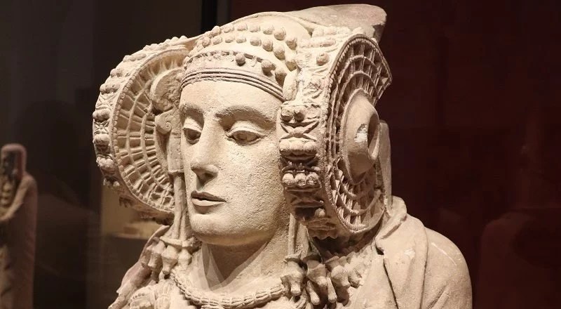 Los 10 mejores museos de Madrid que no te puedes perder.Madrid es una ciudad vibrante, llena de vida, historia y arte en cada rincón. Si te gusta viajar de forma independiente y descubrir la esencia de los lugares que visitas, los museos madrileños te ofrecerán una ventana al alma de la capital española. Aquí te dejo una guía con los 10 museos imprescindibles que te recomiendo visitar, con datos prácticos, curiosidades y alguna que otra leyenda que los hace aún más interesantes. Guía de Mototurismo, Madrid | SUKI ON THE ROAD