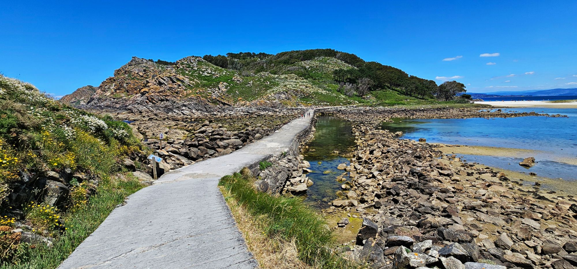 Qué ver y hacer en las Islas Cíes.Si alguna vez has soñado con viajar a un rincón del mundo donde la naturaleza sigue siendo la protagonista, las Islas Cíes son el destino perfecto. Ubicadas en la ría de Vigo, en Galicia, este pequeño archipiélago forma parte del Parque Nacional Marítimo-Terrestre de las Islas Atlánticas y es uno de los pocos lugares vírgenes que quedan en el mundo. Hoy quiero compartir contigo mi experiencia explorando este paraíso natural y todo lo que necesitas saber antes de visitarlo. Guía de Mototurismo Pontevedra, Galicia | SUKI ON THE ROAD