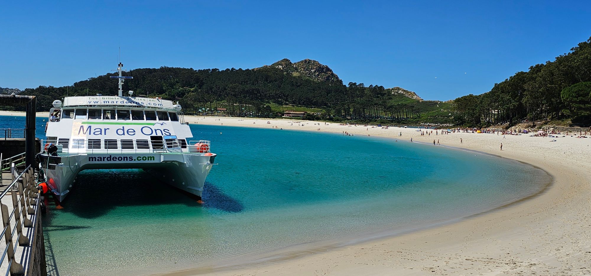 Qué ver y hacer en las Islas Cíes.Si alguna vez has soñado con viajar a un rincón del mundo donde la naturaleza sigue siendo la protagonista, las Islas Cíes son el destino perfecto. Ubicadas en la ría de Vigo, en Galicia, este pequeño archipiélago forma parte del Parque Nacional Marítimo-Terrestre de las Islas Atlánticas y es uno de los pocos lugares vírgenes que quedan en el mundo. Hoy quiero compartir contigo mi experiencia explorando este paraíso natural y todo lo que necesitas saber antes de visitarlo. Guía de Mototurismo Pontevedra, Galicia | SUKI ON THE ROAD