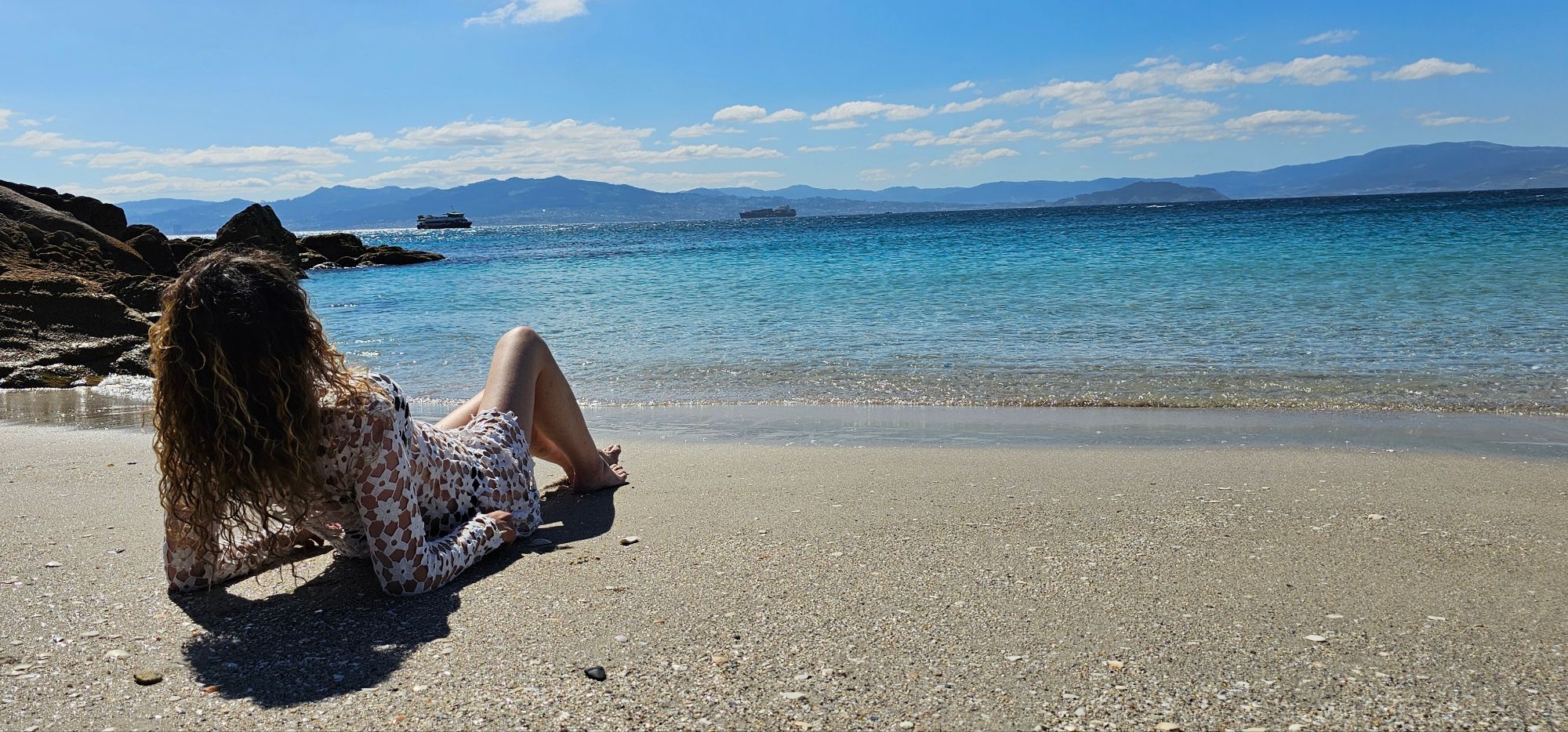 Qué ver y hacer en las Islas Cíes.Si alguna vez has soñado con viajar a un rincón del mundo donde la naturaleza sigue siendo la protagonista, las Islas Cíes son el destino perfecto. Ubicadas en la ría de Vigo, en Galicia, este pequeño archipiélago forma parte del Parque Nacional Marítimo-Terrestre de las Islas Atlánticas y es uno de los pocos lugares vírgenes que quedan en el mundo. Hoy quiero compartir contigo mi experiencia explorando este paraíso natural y todo lo que necesitas saber antes de visitarlo. Guía de Mototurismo Pontevedra, Galicia | SUKI ON THE ROAD