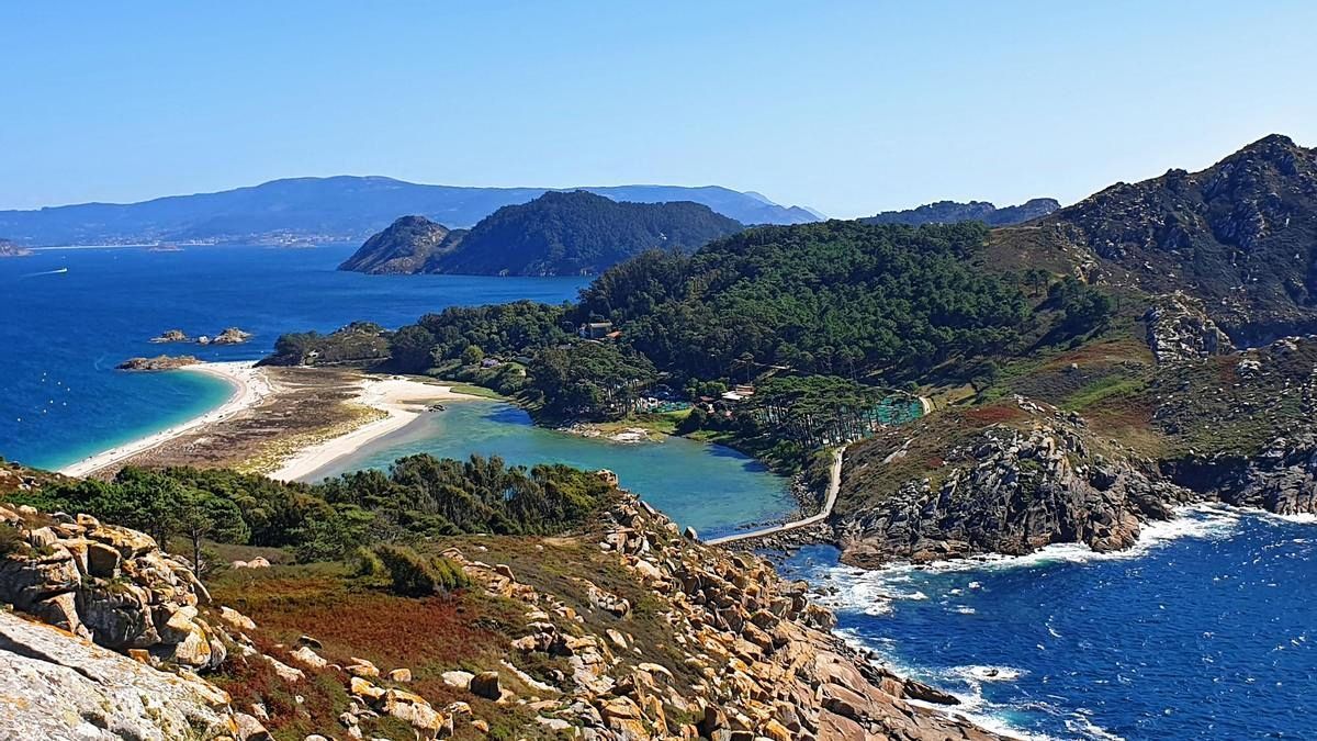 Qué ver y hacer en las Islas Cíes.Si alguna vez has soñado con viajar a un rincón del mundo donde la naturaleza sigue siendo la protagonista, las Islas Cíes son el destino perfecto. Ubicadas en la ría de Vigo, en Galicia, este pequeño archipiélago forma parte del Parque Nacional Marítimo-Terrestre de las Islas Atlánticas y es uno de los pocos lugares vírgenes que quedan en el mundo. Hoy quiero compartir contigo mi experiencia explorando este paraíso natural y todo lo que necesitas saber antes de visitarlo. Guía de Mototurismo Pontevedra, Galicia | SUKI ON THE ROAD