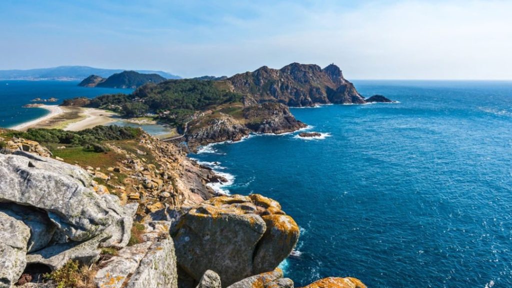 Qué ver y hacer en las Islas Cíes.Si alguna vez has soñado con viajar a un rincón del mundo donde la naturaleza sigue siendo la protagonista, las Islas Cíes son el destino perfecto. Ubicadas en la ría de Vigo, en Galicia, este pequeño archipiélago forma parte del Parque Nacional Marítimo-Terrestre de las Islas Atlánticas y es uno de los pocos lugares vírgenes que quedan en el mundo. Hoy quiero compartir contigo mi experiencia explorando este paraíso natural y todo lo que necesitas saber antes de visitarlo. Guía de Mototurismo Pontevedra, Galicia | SUKI ON THE ROAD