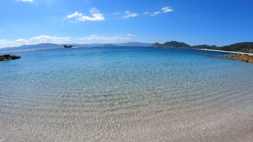 Qué ver y hacer en las Islas Cíes.Si alguna vez has soñado con viajar a un rincón del mundo donde la naturaleza sigue siendo la protagonista, las Islas Cíes son el destino perfecto. Ubicadas en la ría de Vigo, en Galicia, este pequeño archipiélago forma parte del Parque Nacional Marítimo-Terrestre de las Islas Atlánticas y es uno de los pocos lugares vírgenes que quedan en el mundo. Hoy quiero compartir contigo mi experiencia explorando este paraíso natural y todo lo que necesitas saber antes de visitarlo. Guía de Mototurismo Pontevedra, Galicia | SUKI ON THE ROAD