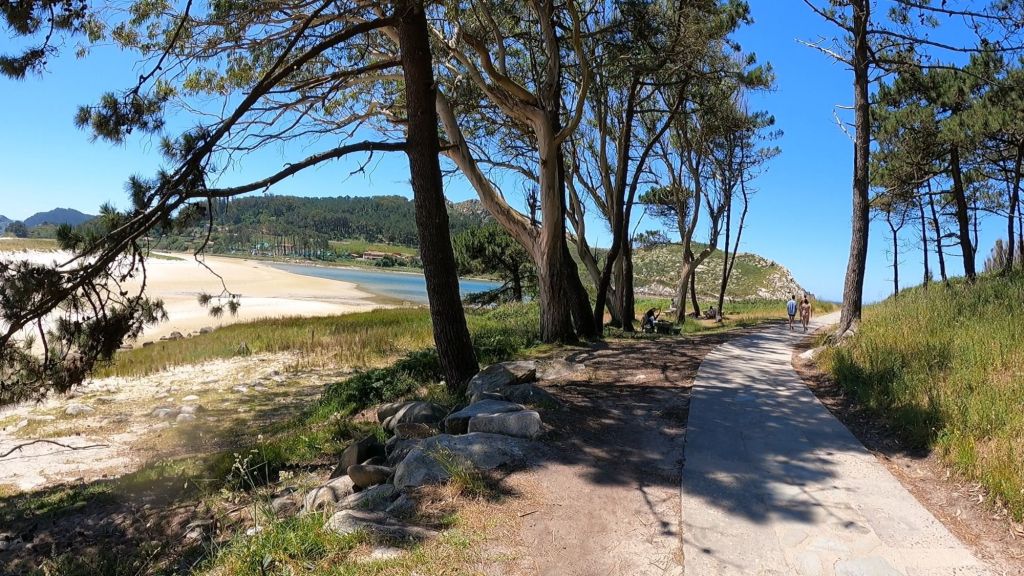 Qué ver y hacer en las Islas Cíes.Si alguna vez has soñado con viajar a un rincón del mundo donde la naturaleza sigue siendo la protagonista, las Islas Cíes son el destino perfecto. Ubicadas en la ría de Vigo, en Galicia, este pequeño archipiélago forma parte del Parque Nacional Marítimo-Terrestre de las Islas Atlánticas y es uno de los pocos lugares vírgenes que quedan en el mundo. Hoy quiero compartir contigo mi experiencia explorando este paraíso natural y todo lo que necesitas saber antes de visitarlo. Guía de Mototurismo Pontevedra, Galicia | SUKI ON THE ROAD