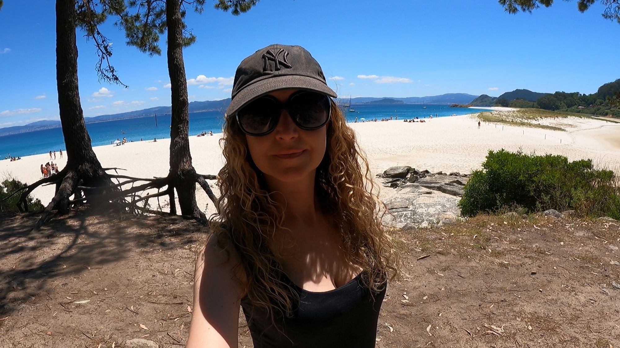 Qué ver y hacer en las Islas Cíes.Si alguna vez has soñado con viajar a un rincón del mundo donde la naturaleza sigue siendo la protagonista, las Islas Cíes son el destino perfecto. Ubicadas en la ría de Vigo, en Galicia, este pequeño archipiélago forma parte del Parque Nacional Marítimo-Terrestre de las Islas Atlánticas y es uno de los pocos lugares vírgenes que quedan en el mundo. Hoy quiero compartir contigo mi experiencia explorando este paraíso natural y todo lo que necesitas saber antes de visitarlo. Guía de Mototurismo Pontevedra, Galicia | SUKI ON THE ROAD