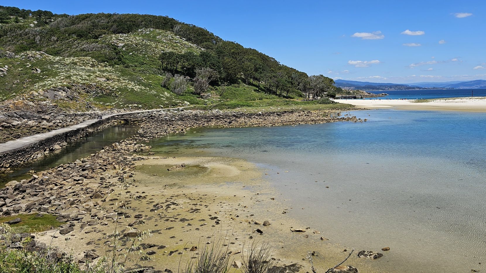 Qué ver y hacer en las Islas Cíes.Si alguna vez has soñado con viajar a un rincón del mundo donde la naturaleza sigue siendo la protagonista, las Islas Cíes son el destino perfecto. Ubicadas en la ría de Vigo, en Galicia, este pequeño archipiélago forma parte del Parque Nacional Marítimo-Terrestre de las Islas Atlánticas y es uno de los pocos lugares vírgenes que quedan en el mundo. Hoy quiero compartir contigo mi experiencia explorando este paraíso natural y todo lo que necesitas saber antes de visitarlo. Guía de Mototurismo Pontevedra, Galicia | SUKI ON THE ROAD