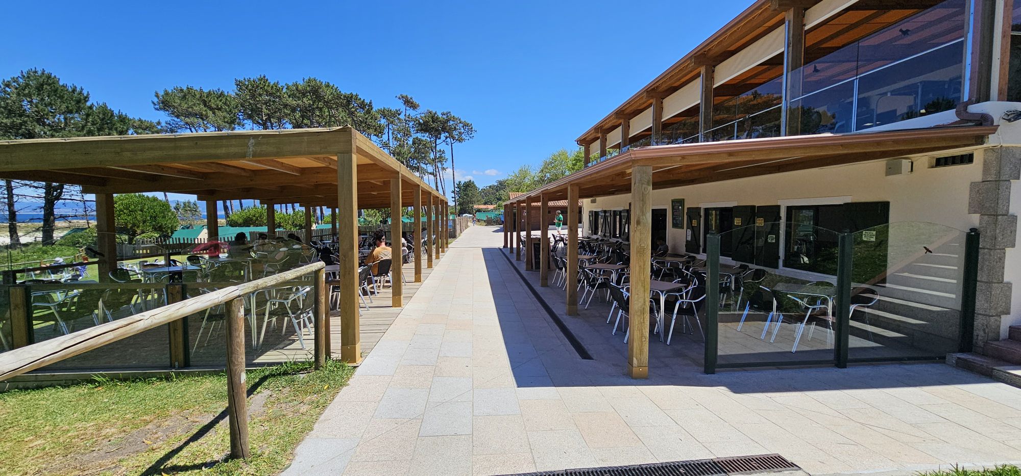 Qué ver y hacer en las Islas Cíes.Si alguna vez has soñado con viajar a un rincón del mundo donde la naturaleza sigue siendo la protagonista, las Islas Cíes son el destino perfecto. Ubicadas en la ría de Vigo, en Galicia, este pequeño archipiélago forma parte del Parque Nacional Marítimo-Terrestre de las Islas Atlánticas y es uno de los pocos lugares vírgenes que quedan en el mundo. Hoy quiero compartir contigo mi experiencia explorando este paraíso natural y todo lo que necesitas saber antes de visitarlo. Guía de Mototurismo Pontevedra, Galicia | SUKI ON THE ROAD