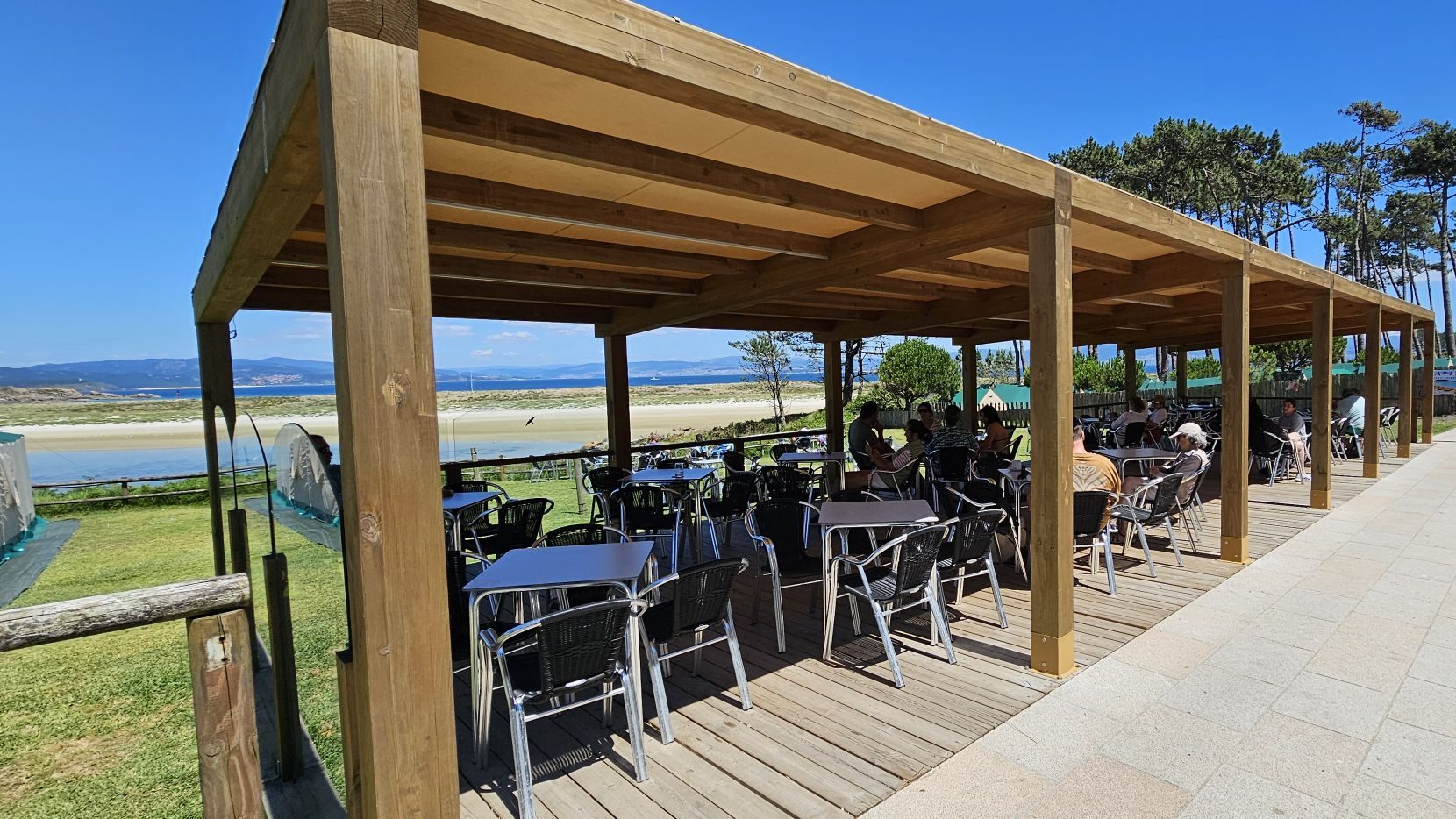 Qué ver y hacer en las Islas Cíes.Si alguna vez has soñado con viajar a un rincón del mundo donde la naturaleza sigue siendo la protagonista, las Islas Cíes son el destino perfecto. Ubicadas en la ría de Vigo, en Galicia, este pequeño archipiélago forma parte del Parque Nacional Marítimo-Terrestre de las Islas Atlánticas y es uno de los pocos lugares vírgenes que quedan en el mundo. Hoy quiero compartir contigo mi experiencia explorando este paraíso natural y todo lo que necesitas saber antes de visitarlo. Guía de Mototurismo Pontevedra, Galicia | SUKI ON THE ROAD