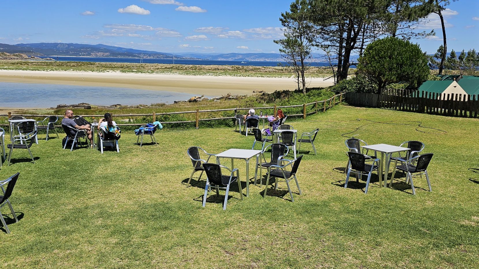 Qué ver y hacer en las Islas Cíes.Si alguna vez has soñado con viajar a un rincón del mundo donde la naturaleza sigue siendo la protagonista, las Islas Cíes son el destino perfecto. Ubicadas en la ría de Vigo, en Galicia, este pequeño archipiélago forma parte del Parque Nacional Marítimo-Terrestre de las Islas Atlánticas y es uno de los pocos lugares vírgenes que quedan en el mundo. Hoy quiero compartir contigo mi experiencia explorando este paraíso natural y todo lo que necesitas saber antes de visitarlo. Guía de Mototurismo Pontevedra, Galicia | SUKI ON THE ROAD
