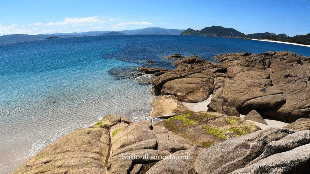 Qué ver y hacer en las Islas Cíes.Si alguna vez has soñado con viajar a un rincón del mundo donde la naturaleza sigue siendo la protagonista, las Islas Cíes son el destino perfecto. Ubicadas en la ría de Vigo, en Galicia, este pequeño archipiélago forma parte del Parque Nacional Marítimo-Terrestre de las Islas Atlánticas y es uno de los pocos lugares vírgenes que quedan en el mundo. Hoy quiero compartir contigo mi experiencia explorando este paraíso natural y todo lo que necesitas saber antes de visitarlo. Guía de Mototurismo Pontevedra, Galicia | SUKI ON THE ROAD