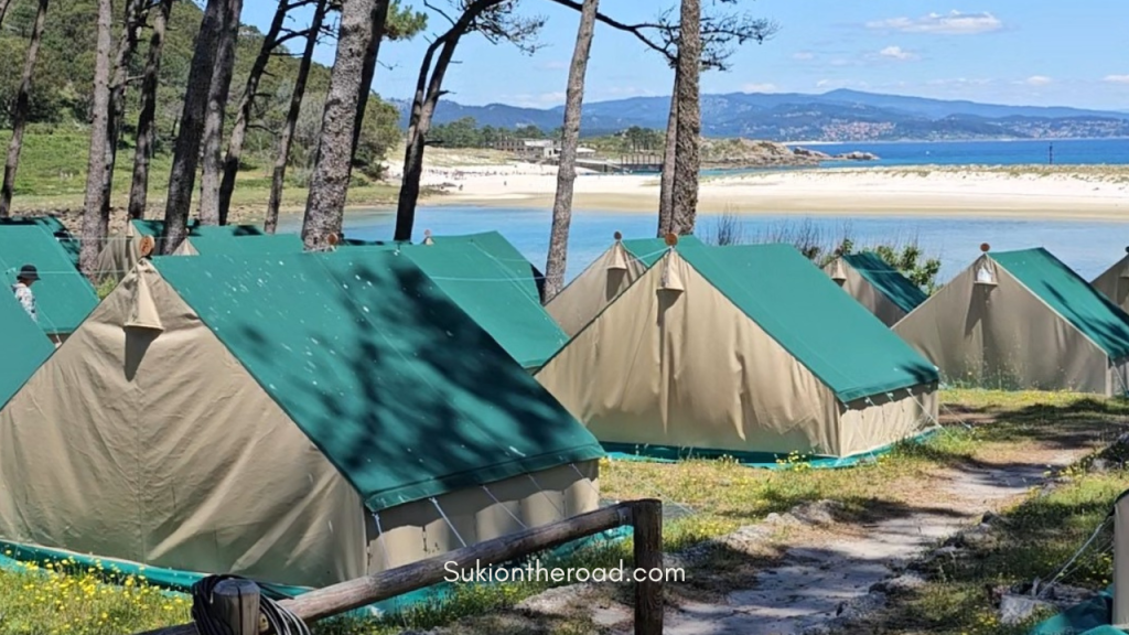 Qué ver y hacer en las Islas Cíes.Si alguna vez has soñado con viajar a un rincón del mundo donde la naturaleza sigue siendo la protagonista, las Islas Cíes son el destino perfecto. Ubicadas en la ría de Vigo, en Galicia, este pequeño archipiélago forma parte del Parque Nacional Marítimo-Terrestre de las Islas Atlánticas y es uno de los pocos lugares vírgenes que quedan en el mundo. Hoy quiero compartir contigo mi experiencia explorando este paraíso natural y todo lo que necesitas saber antes de visitarlo. Guía de Mototurismo Pontevedra, Galicia | SUKI ON THE ROAD
