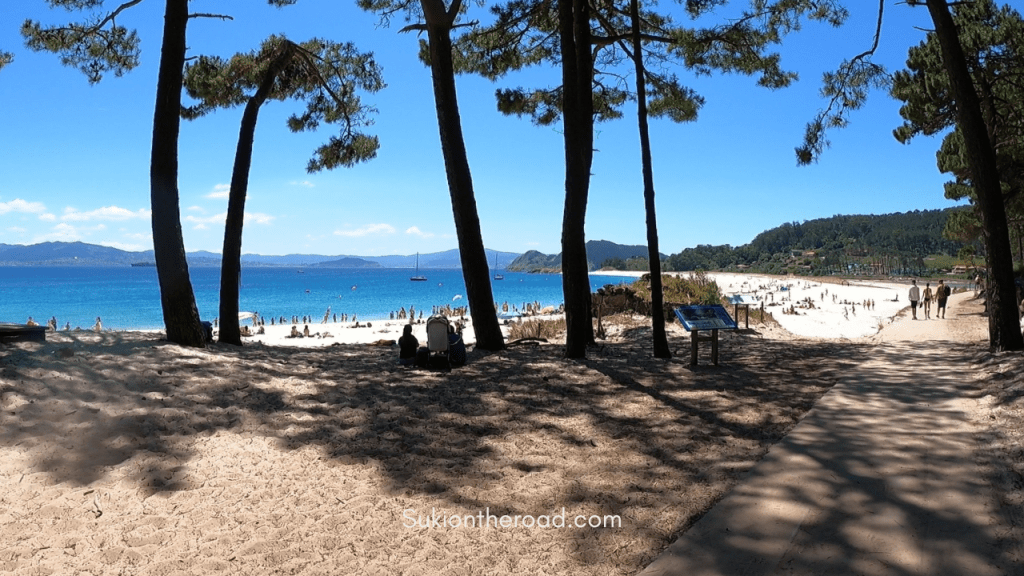 Qué ver y hacer en las Islas Cíes.Si alguna vez has soñado con viajar a un rincón del mundo donde la naturaleza sigue siendo la protagonista, las Islas Cíes son el destino perfecto. Ubicadas en la ría de Vigo, en Galicia, este pequeño archipiélago forma parte del Parque Nacional Marítimo-Terrestre de las Islas Atlánticas y es uno de los pocos lugares vírgenes que quedan en el mundo. Hoy quiero compartir contigo mi experiencia explorando este paraíso natural y todo lo que necesitas saber antes de visitarlo. Guía de Mototurismo Pontevedra, Galicia | SUKI ON THE ROAD