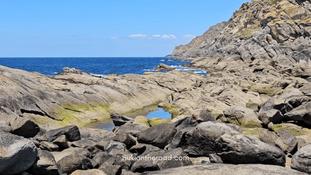 Qué ver y hacer en las Islas Cíes.Si alguna vez has soñado con viajar a un rincón del mundo donde la naturaleza sigue siendo la protagonista, las Islas Cíes son el destino perfecto. Ubicadas en la ría de Vigo, en Galicia, este pequeño archipiélago forma parte del Parque Nacional Marítimo-Terrestre de las Islas Atlánticas y es uno de los pocos lugares vírgenes que quedan en el mundo. Hoy quiero compartir contigo mi experiencia explorando este paraíso natural y todo lo que necesitas saber antes de visitarlo. Guía de Mototurismo Pontevedra, Galicia | SUKI ON THE ROAD