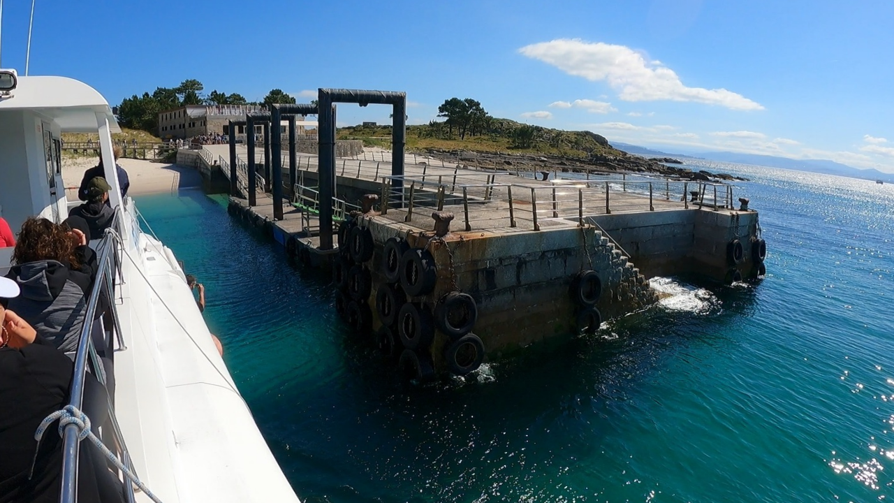 Qué ver y hacer en las Islas Cíes.Si alguna vez has soñado con viajar a un rincón del mundo donde la naturaleza sigue siendo la protagonista, las Islas Cíes son el destino perfecto. Ubicadas en la ría de Vigo, en Galicia, este pequeño archipiélago forma parte del Parque Nacional Marítimo-Terrestre de las Islas Atlánticas y es uno de los pocos lugares vírgenes que quedan en el mundo. Hoy quiero compartir contigo mi experiencia explorando este paraíso natural y todo lo que necesitas saber antes de visitarlo. Guía de Mototurismo Pontevedra, Galicia | SUKI ON THE ROAD