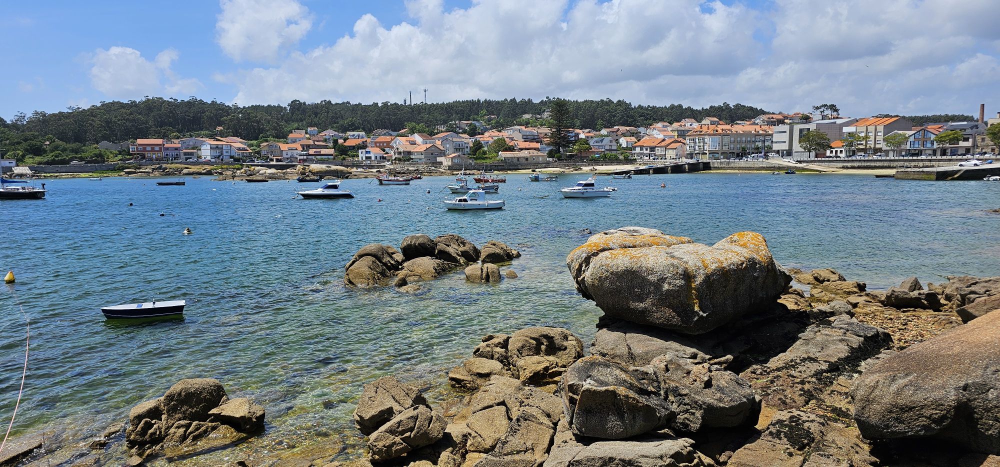 Isla de Arosa / Illa de Arousa.
Si buscas un destino tranquilo, con playas de aguas cristalinas, paisajes de ensueño y una fuerte identidad marinera, la Isla de Arosa es una joya escondida en las Rías Baixas gallegas. Este rincón de Pontevedra es ideal para los amantes de la naturaleza, la gastronomía y el descanso frente al mar. Guía de Mototurismo Pontevedra, Galicia | SUKI ON THE ROAD