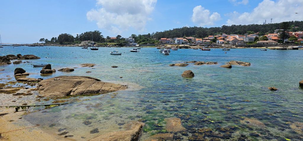 Isla de Arosa / Illa de Arousa.
Si buscas un destino tranquilo, con playas de aguas cristalinas, paisajes de ensueño y una fuerte identidad marinera, la Isla de Arosa es una joya escondida en las Rías Baixas gallegas. Este rincón de Pontevedra es ideal para los amantes de la naturaleza, la gastronomía y el descanso frente al mar. Guía de Mototurismo Pontevedra, Galicia | SUKI ON THE ROAD