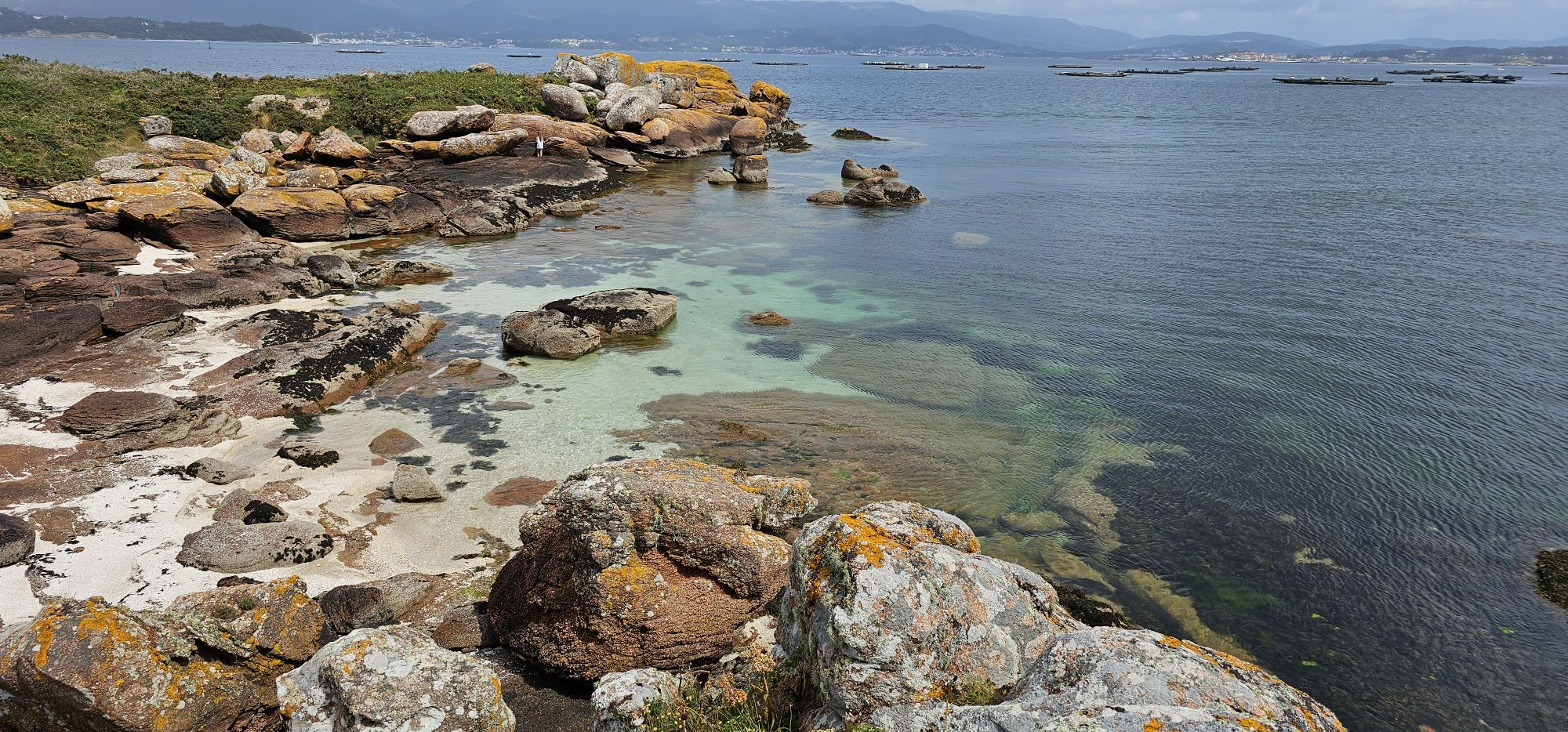 Isla de Arosa / Illa de Arousa.
Si buscas un destino tranquilo, con playas de aguas cristalinas, paisajes de ensueño y una fuerte identidad marinera, la Isla de Arosa es una joya escondida en las Rías Baixas gallegas. Este rincón de Pontevedra es ideal para los amantes de la naturaleza, la gastronomía y el descanso frente al mar. Guía de Mototurismo Pontevedra, Galicia | SUKI ON THE ROAD