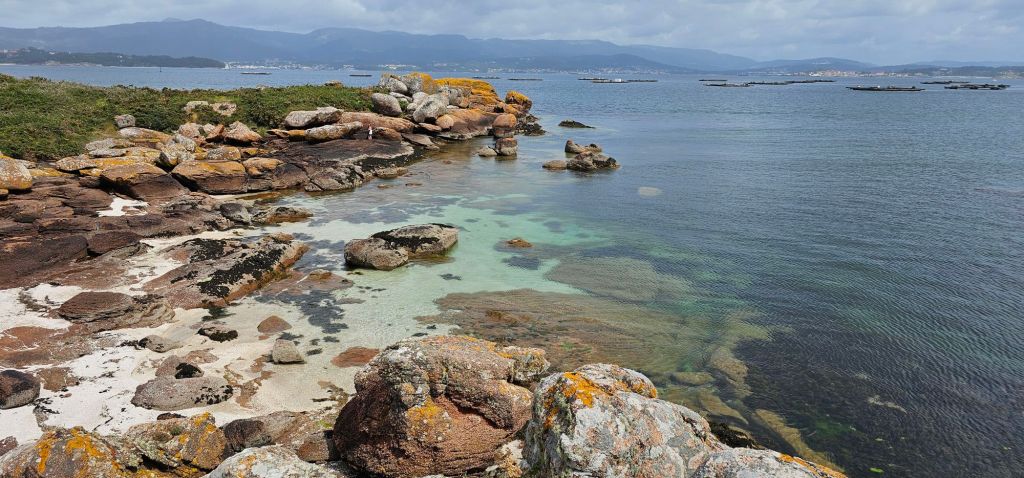 Isla de Arosa / Illa de Arousa.
Si buscas un destino tranquilo, con playas de aguas cristalinas, paisajes de ensueño y una fuerte identidad marinera, la Isla de Arosa es una joya escondida en las Rías Baixas gallegas. Este rincón de Pontevedra es ideal para los amantes de la naturaleza, la gastronomía y el descanso frente al mar. Guía de Mototurismo Pontevedra, Galicia | SUKI ON THE ROAD