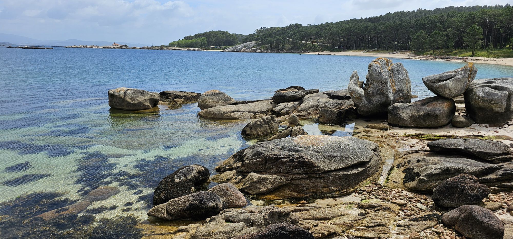 Isla de Arosa / Illa de Arousa.
Si buscas un destino tranquilo, con playas de aguas cristalinas, paisajes de ensueño y una fuerte identidad marinera, la Isla de Arosa es una joya escondida en las Rías Baixas gallegas. Este rincón de Pontevedra es ideal para los amantes de la naturaleza, la gastronomía y el descanso frente al mar. Guía de Mototurismo Pontevedra, Galicia | SUKI ON THE ROAD
