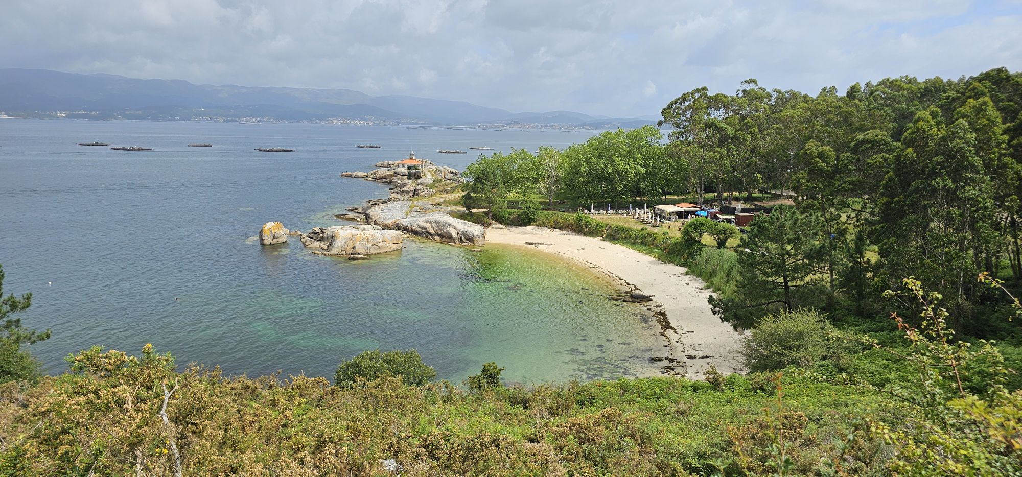 Isla de Arosa / Illa de Arousa.
Si buscas un destino tranquilo, con playas de aguas cristalinas, paisajes de ensueño y una fuerte identidad marinera, la Isla de Arosa es una joya escondida en las Rías Baixas gallegas. Este rincón de Pontevedra es ideal para los amantes de la naturaleza, la gastronomía y el descanso frente al mar. Guía de Mototurismo Pontevedra, Galicia | SUKI ON THE ROAD