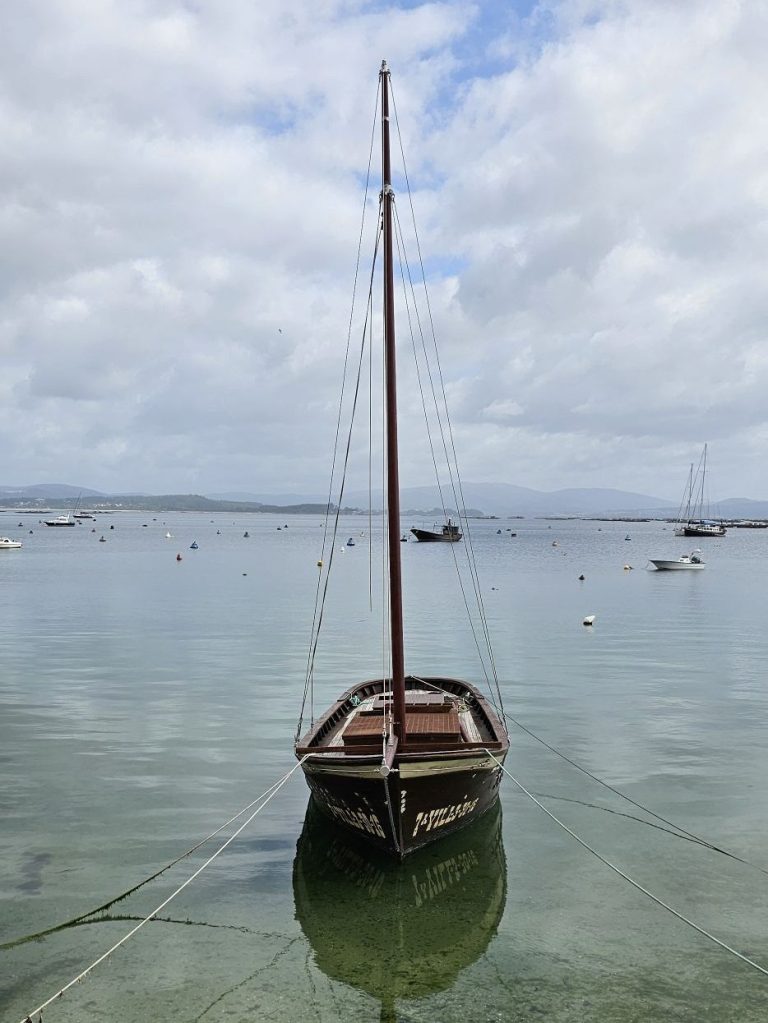 Isla de Arosa / Illa de Arousa.
Si buscas un destino tranquilo, con playas de aguas cristalinas, paisajes de ensueño y una fuerte identidad marinera, la Isla de Arosa es una joya escondida en las Rías Baixas gallegas. Este rincón de Pontevedra es ideal para los amantes de la naturaleza, la gastronomía y el descanso frente al mar. Guía de Mototurismo Pontevedra, Galicia | SUKI ON THE ROAD