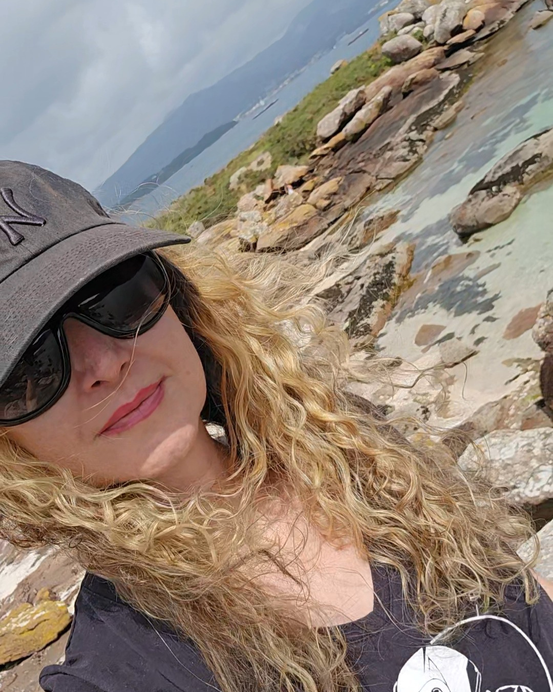 Isla de Arosa / Illa de Arousa.
Si buscas un destino tranquilo, con playas de aguas cristalinas, paisajes de ensueño y una fuerte identidad marinera, la Isla de Arosa es una joya escondida en las Rías Baixas gallegas. Este rincón de Pontevedra es ideal para los amantes de la naturaleza, la gastronomía y el descanso frente al mar. Guía de Mototurismo Pontevedra, Galicia | SUKI ON THE ROAD