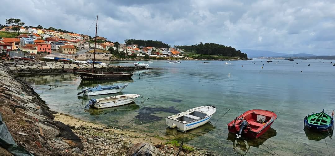 Isla de Arosa / Illa de Arousa.
Si buscas un destino tranquilo, con playas de aguas cristalinas, paisajes de ensueño y una fuerte identidad marinera, la Isla de Arosa es una joya escondida en las Rías Baixas gallegas. Este rincón de Pontevedra es ideal para los amantes de la naturaleza, la gastronomía y el descanso frente al mar. Guía de Mototurismo Pontevedra, Galicia | SUKI ON THE ROAD