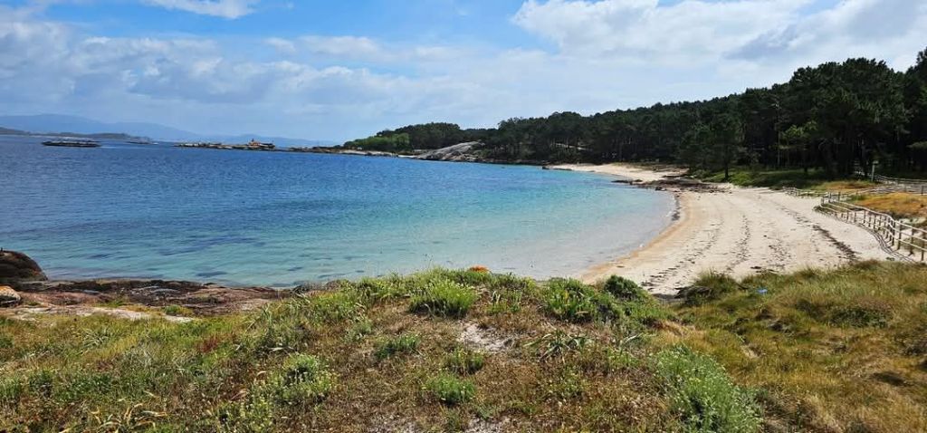 Isla de Arosa / Illa de Arousa.
Si buscas un destino tranquilo, con playas de aguas cristalinas, paisajes de ensueño y una fuerte identidad marinera, la Isla de Arosa es una joya escondida en las Rías Baixas gallegas. Este rincón de Pontevedra es ideal para los amantes de la naturaleza, la gastronomía y el descanso frente al mar. Guía de Mototurismo Pontevedra, Galicia | SUKI ON THE ROAD