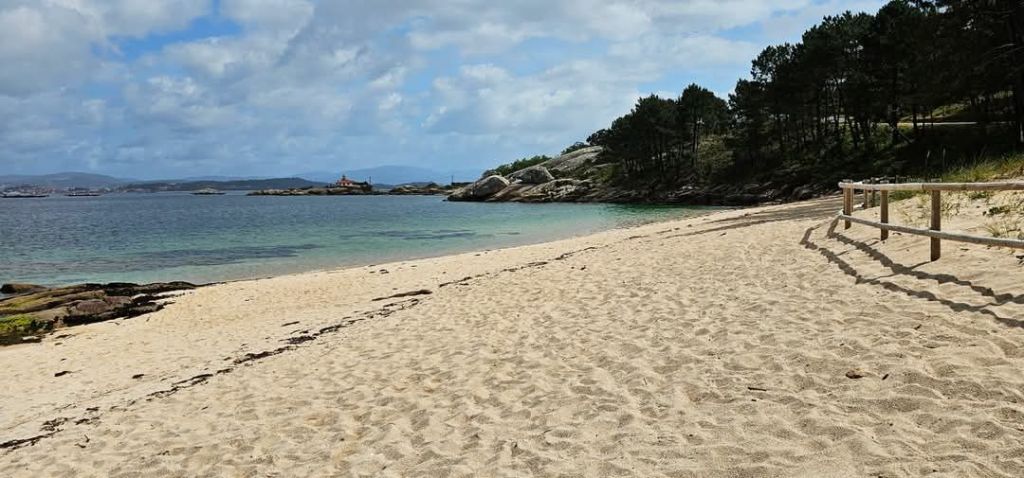 Isla de Arosa / Illa de Arousa.
Si buscas un destino tranquilo, con playas de aguas cristalinas, paisajes de ensueño y una fuerte identidad marinera, la Isla de Arosa es una joya escondida en las Rías Baixas gallegas. Este rincón de Pontevedra es ideal para los amantes de la naturaleza, la gastronomía y el descanso frente al mar. Guía de Mototurismo Pontevedra, Galicia | SUKI ON THE ROAD