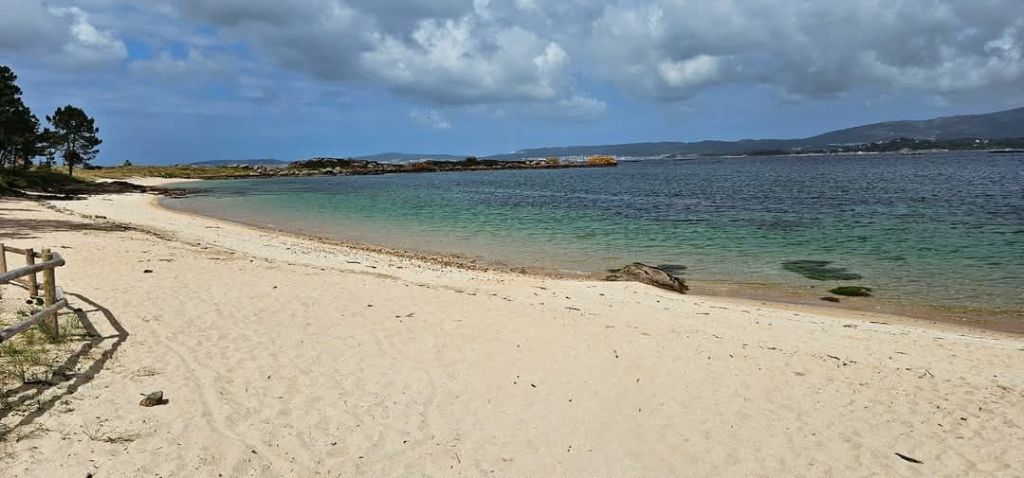 Isla de Arosa / Illa de Arousa.
Si buscas un destino tranquilo, con playas de aguas cristalinas, paisajes de ensueño y una fuerte identidad marinera, la Isla de Arosa es una joya escondida en las Rías Baixas gallegas. Este rincón de Pontevedra es ideal para los amantes de la naturaleza, la gastronomía y el descanso frente al mar. Guía de Mototurismo Pontevedra, Galicia | SUKI ON THE ROAD