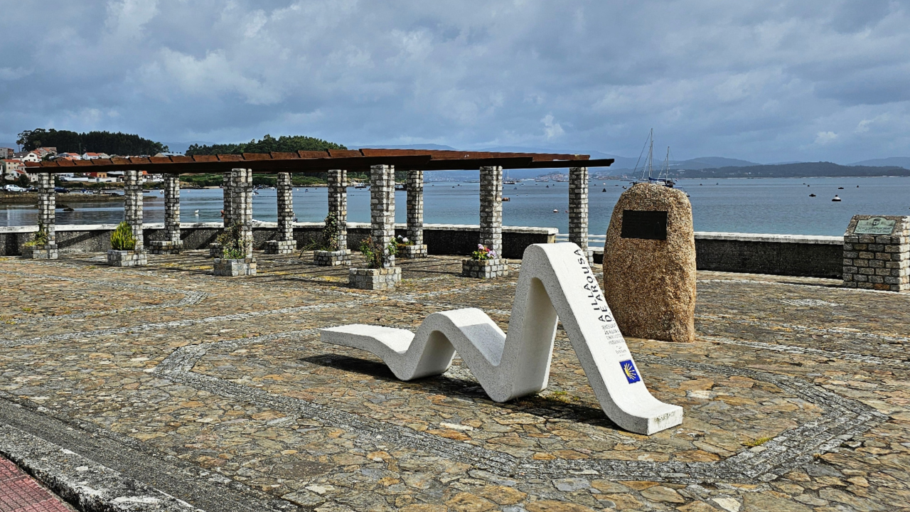 Isla de Arosa / Illa de Arousa.
Si buscas un destino tranquilo, con playas de aguas cristalinas, paisajes de ensueño y una fuerte identidad marinera, la Isla de Arosa es una joya escondida en las Rías Baixas gallegas. Este rincón de Pontevedra es ideal para los amantes de la naturaleza, la gastronomía y el descanso frente al mar. Guía de Mototurismo Pontevedra, Galicia | SUKI ON THE ROAD
