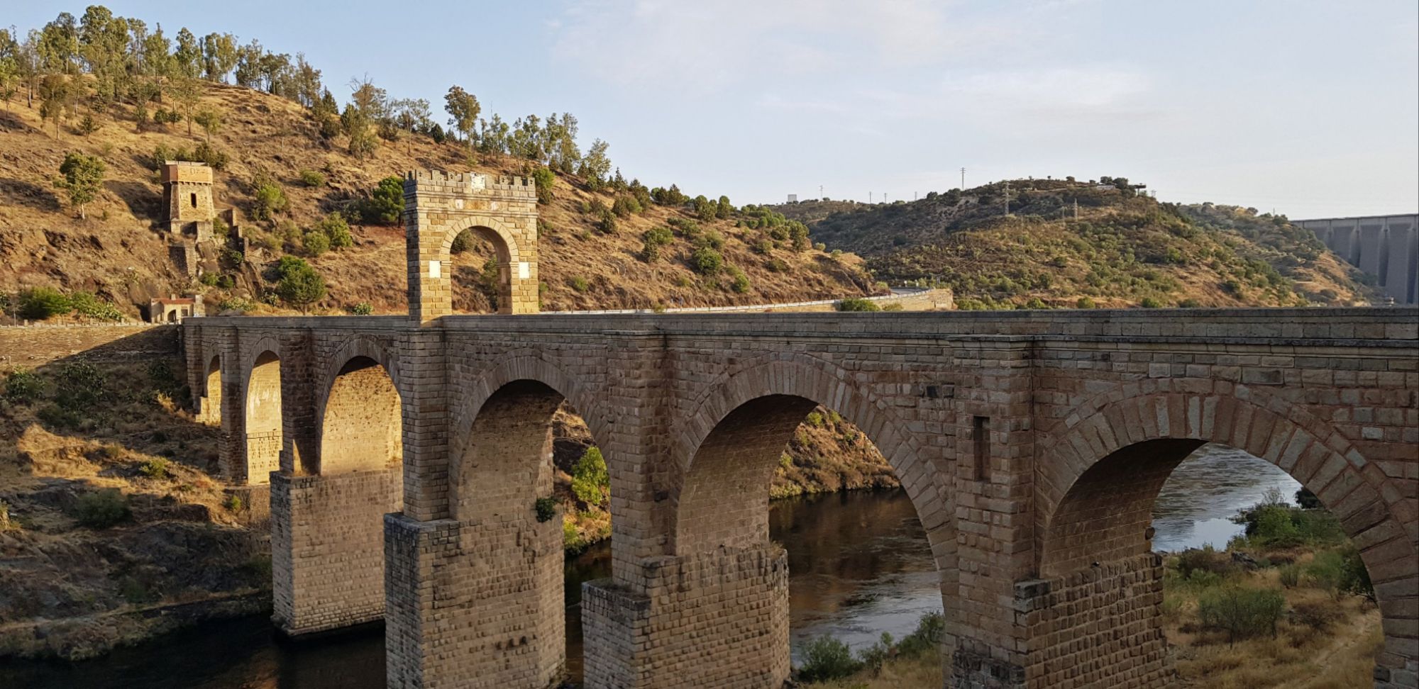 Puente de Alcántara,“Pontem perpetui mansurum in saecula mundi”Así reza la inscripción tallada en el arco del Puente de Alcántara, en latín clásico:
“Un puente destinado a durar por los siglos del mundo.” Guía de Mototurismo Cáceres | SUKI ON THE ROAD