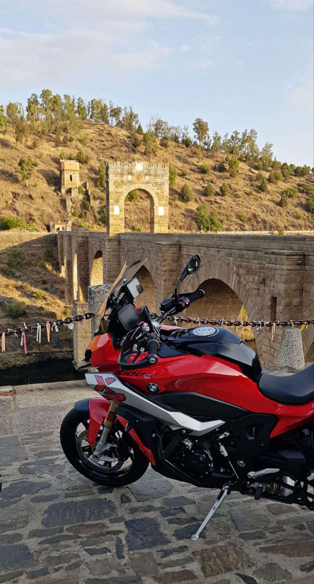 Puente de Alcántara,“Pontem perpetui mansurum in saecula mundi”Así reza la inscripción tallada en el arco del Puente de Alcántara, en latín clásico:
“Un puente destinado a durar por los siglos del mundo.” Guía de Mototurismo Cáceres | SUKI ON THE ROAD
