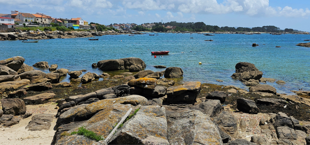 Isla de Arosa / Illa de Arousa.
Si buscas un destino tranquilo, con playas de aguas cristalinas, paisajes de ensueño y una fuerte identidad marinera, la Isla de Arosa es una joya escondida en las Rías Baixas gallegas. Este rincón de Pontevedra es ideal para los amantes de la naturaleza, la gastronomía y el descanso frente al mar. Guía de Mototurismo Pontevedra, Galicia | SUKI ON THE ROAD
