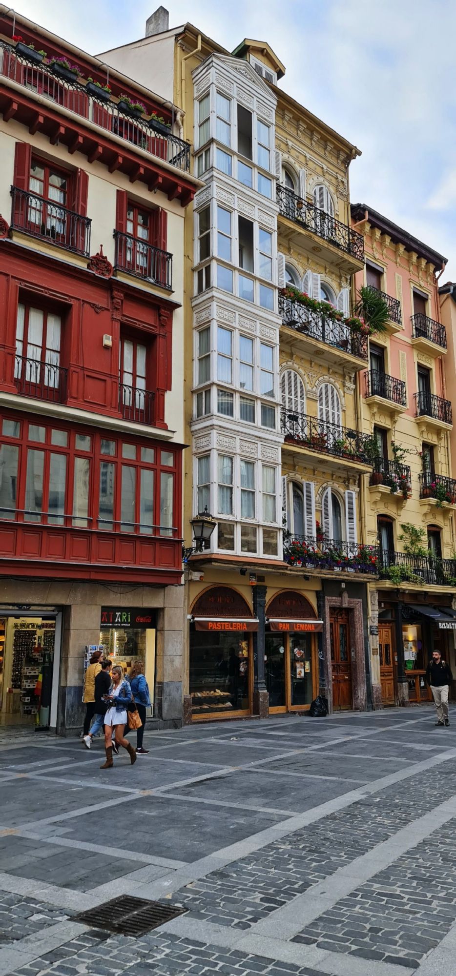 El Casco Antiguo de Bilbao: Un Ruta por las Siete Calles. Guía de Mototurismo País Vasco | SUKI ON THE ROAD