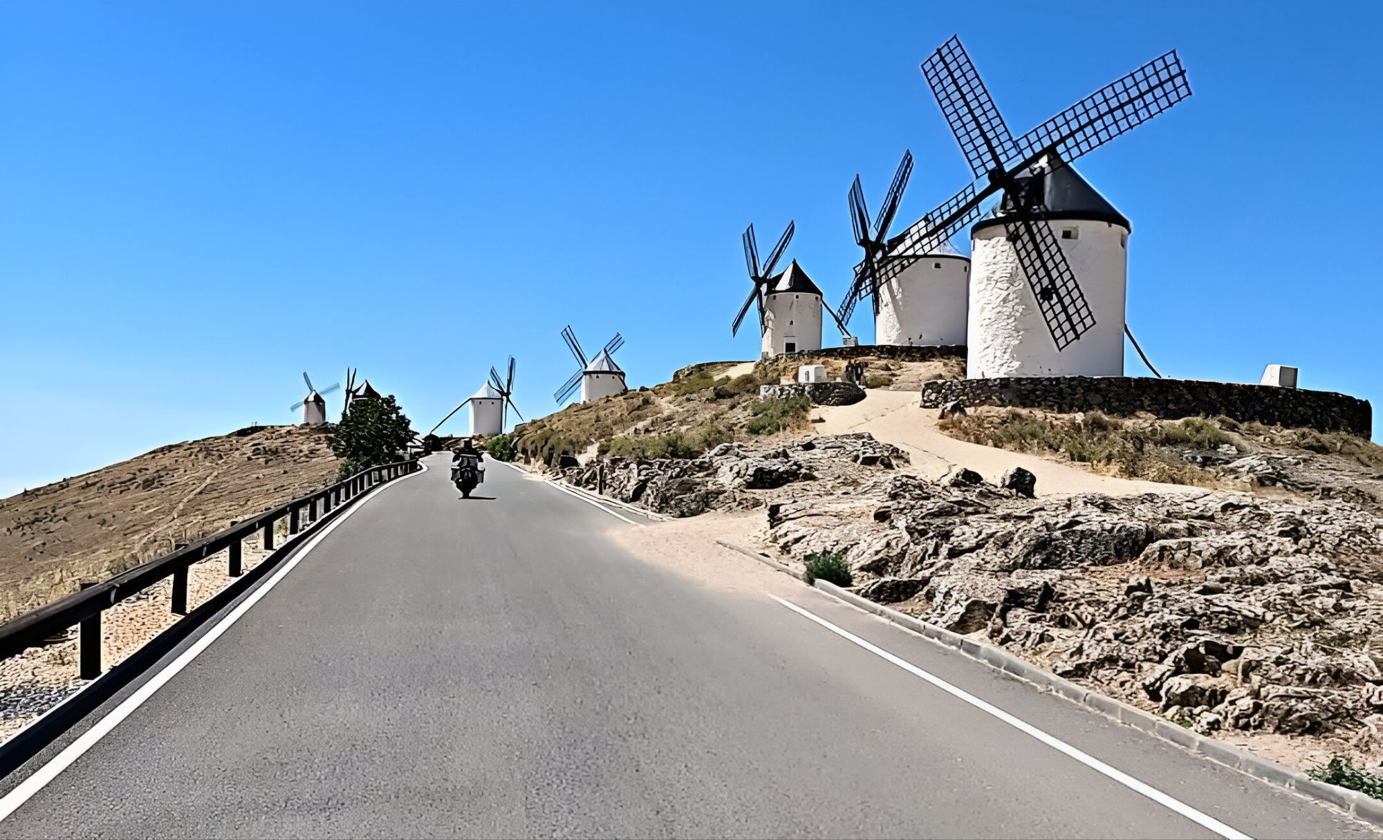 Ruta en moto por la Mancha: Los Molinos de Consuegra, tierra de gigantes y leyendas. Guía de Mototurismo Toledo | SUKI ON THE ROAD