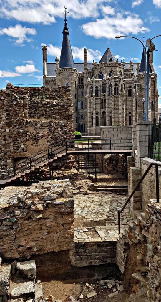 Astorga, corazón de historia entre caminos y piedra. Ruta en Moto por León. Guía de Mototurismo SUKI ON THE ROAD