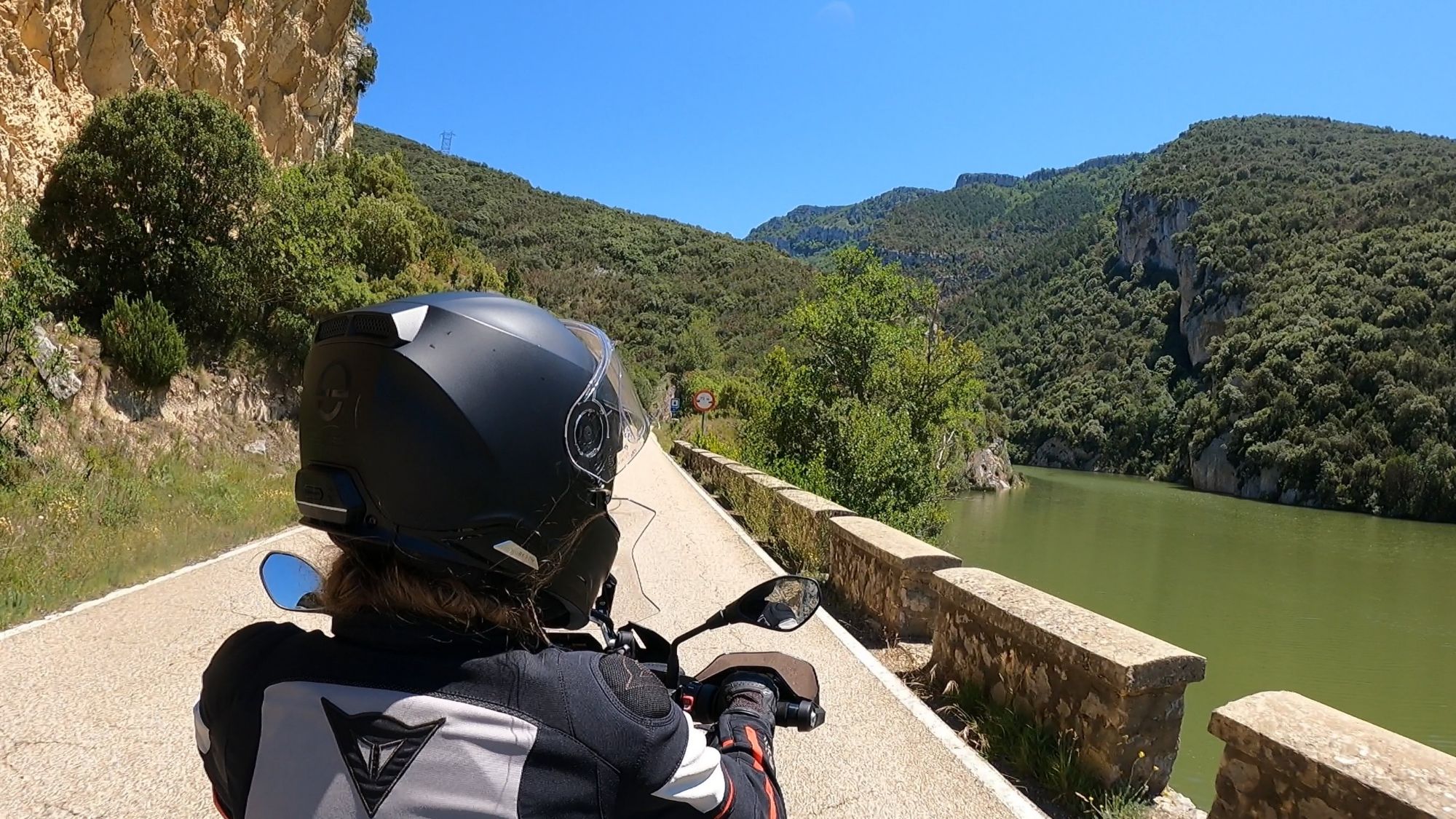 Ruta en Moto por el Desfiladero del Embalse de Sobrón | Las Carreteras Más Bonitas de España. Rutas en Moto | Guía de Mototurismo SUKI ON THE ROAD