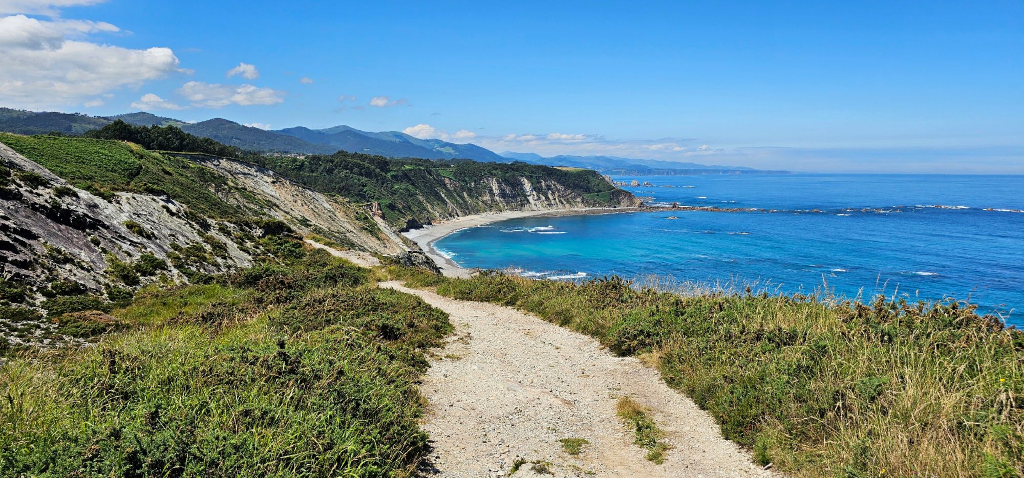 El balcón del fin del mundo, el banco más bonito de Asturias y uno de los mejores miradores del mundo. Guía de Mototurismo SUKI ON THE ROAD