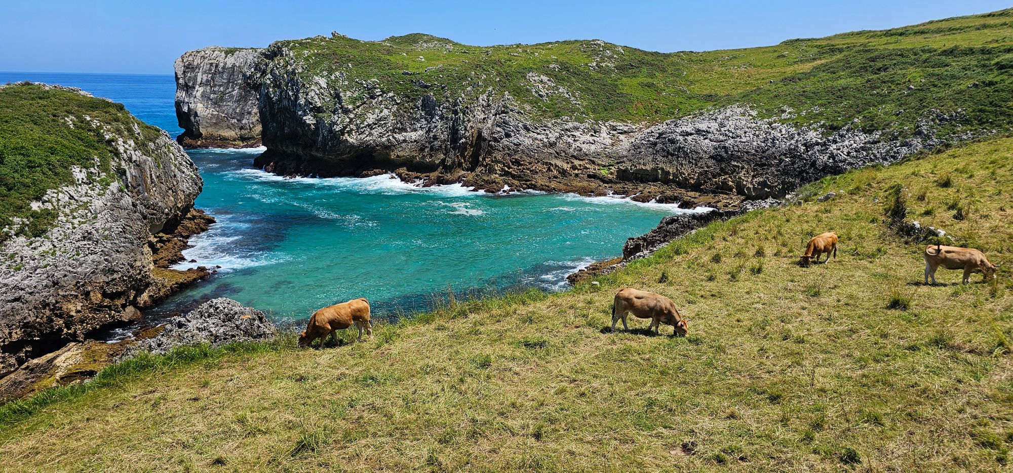 Playa de Antilles, una de las playas más bonitas del mundo | Guía de Mototurismo Asturias | SUKI ON THE ROAD
