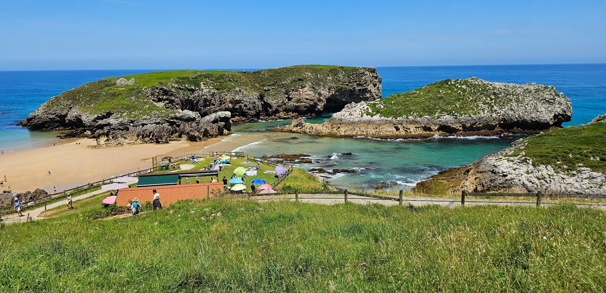 Playa de Antilles, una de las playas más bonitas del mundo | Guía de Mototurismo Asturias | SUKI ON THE ROAD