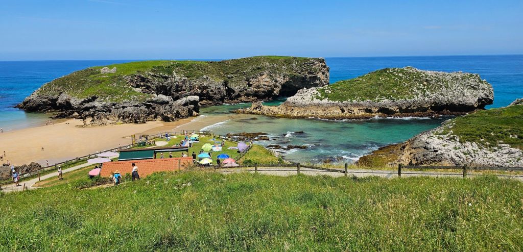 Playa de Antilles, una de las playas más bonitas del mundo | Guía de Mototurismo Asturias | SUKI ON THE ROAD