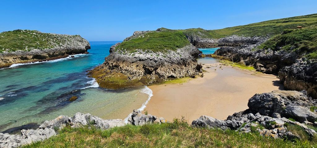 Playa de Antilles, una de las playas más bonitas del mundo | Guía de Mototurismo Asturias | SUKI ON THE ROAD