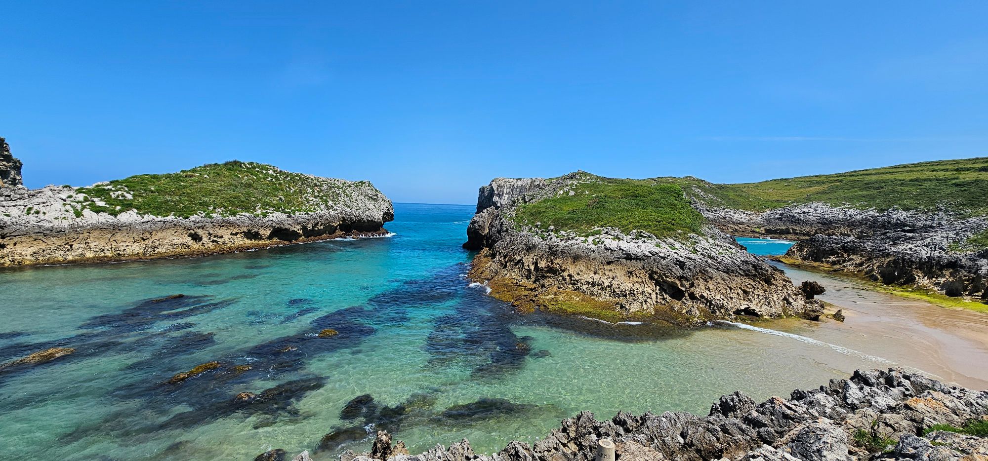Playa de Antilles, una de las playas más bonitas del mundo | Guía de Mototurismo Asturias | SUKI ON THE ROAD