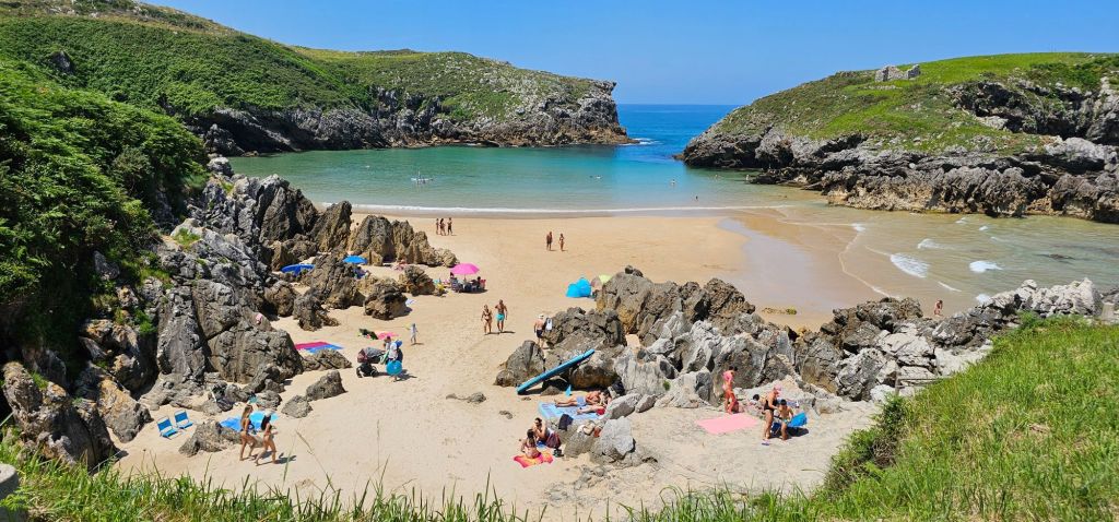 Playa de Antilles, una de las playas más bonitas del mundo | Guía de Mototurismo Asturias | SUKI ON THE ROAD